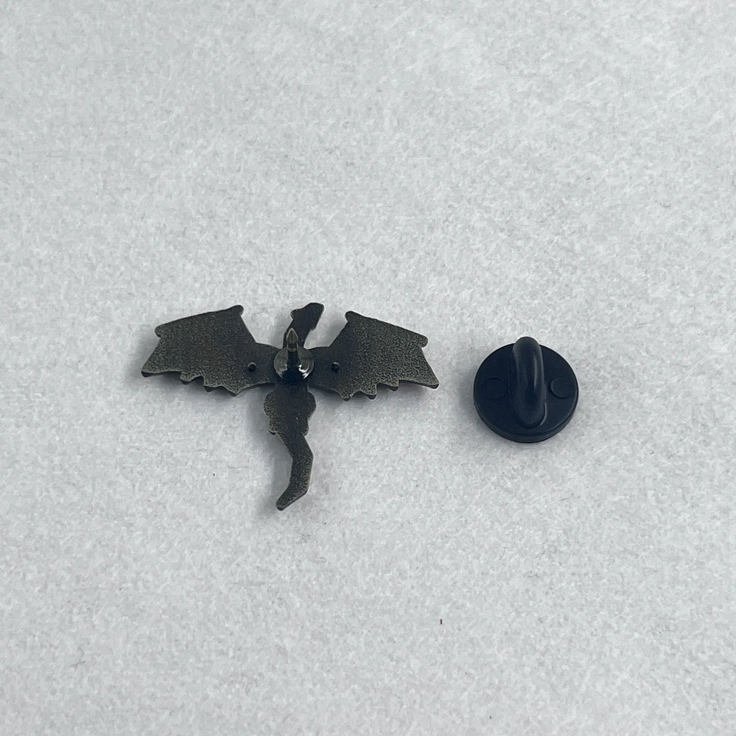 Vintage Gothic Thrones Game Enamel Pin Punk Style Red Black Dragon Wing Brooch for Fantasy Novel TV Series Backpack Jacket