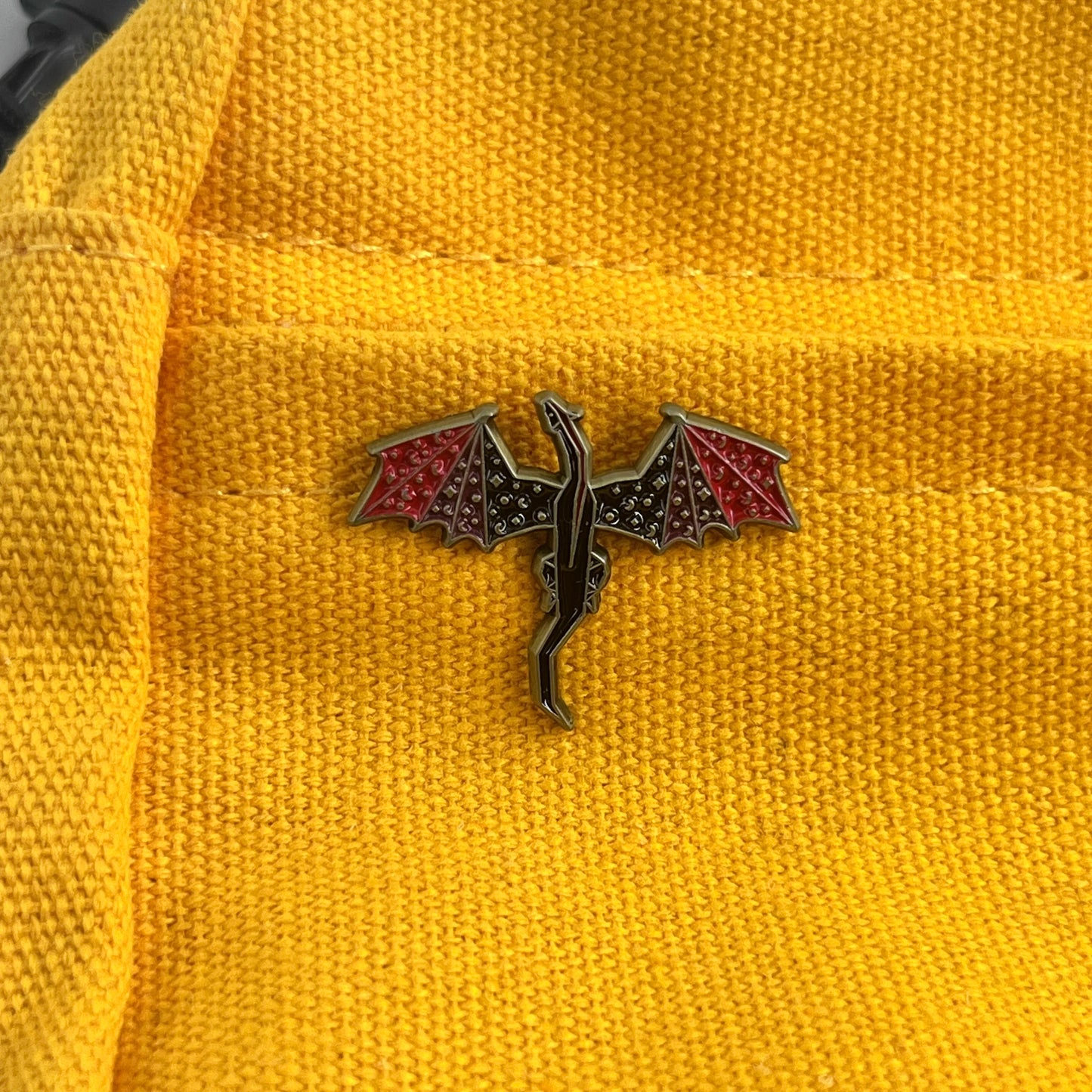 Vintage Gothic Thrones Game Enamel Pin Punk Style Red Black Dragon Wing Brooch for Fantasy Novel TV Series Backpack Jacket