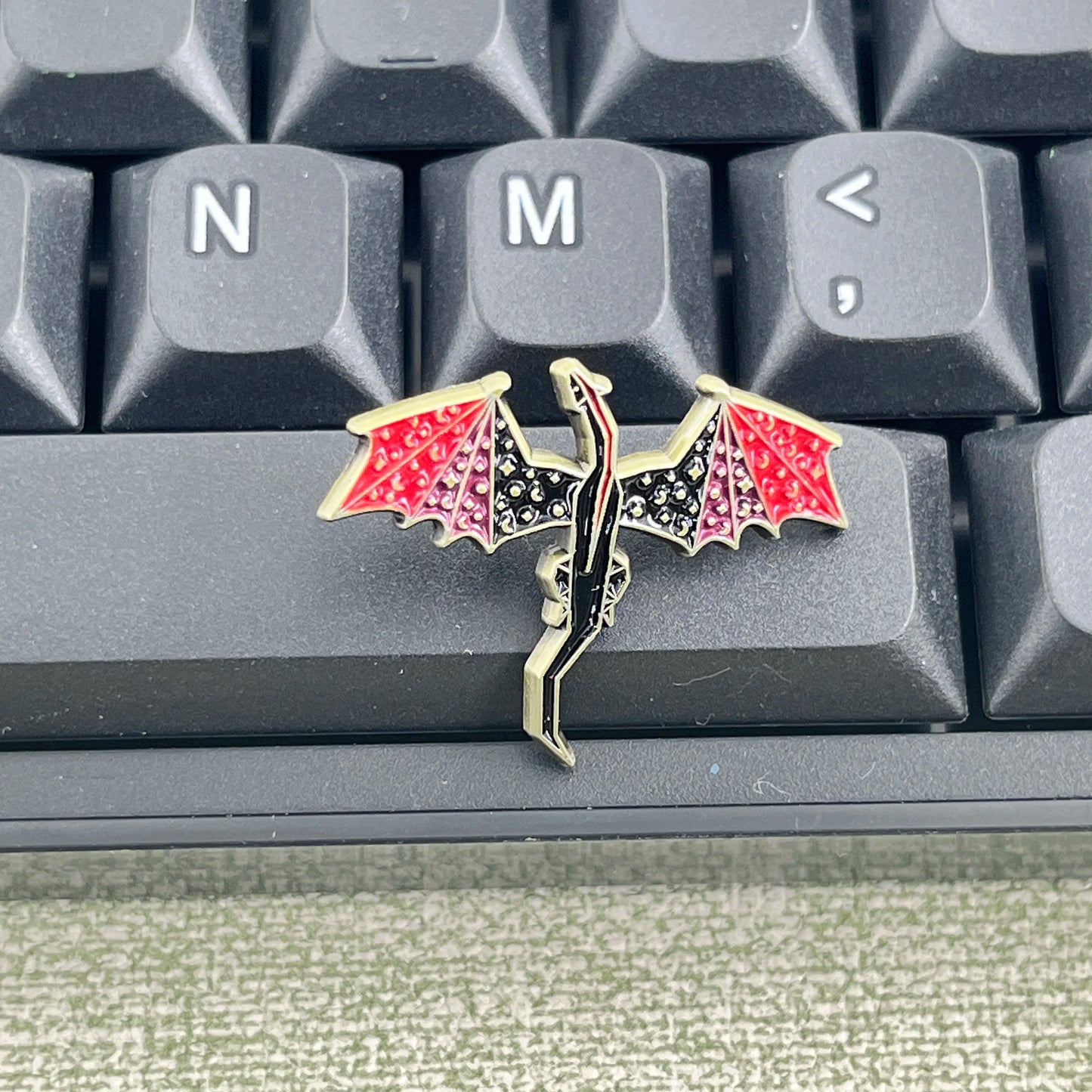 Vintage Gothic Thrones Game Enamel Pin Punk Style Red Black Dragon Wing Brooch for Fantasy Novel TV Series Backpack Jacket