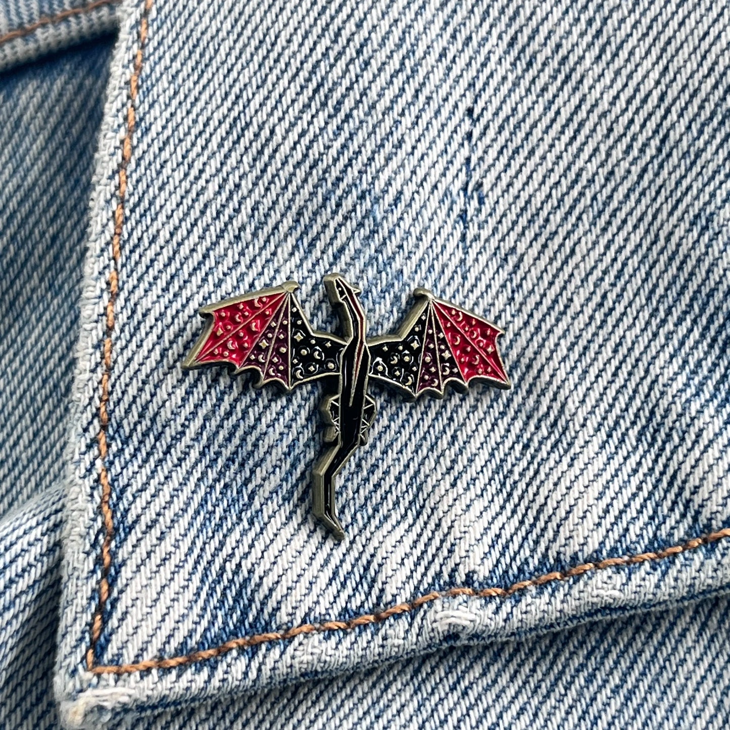Vintage Gothic Thrones Game Enamel Pin Punk Style Red Black Dragon Wing Brooch for Fantasy Novel TV Series Backpack Jacket
